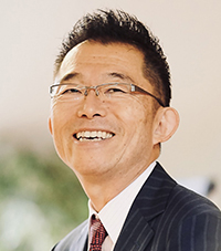 簾 孝志 氏